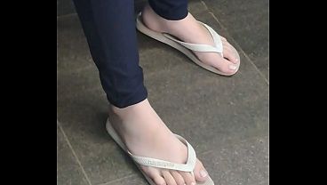 学校で友達の美味しそうな足を撮影した。