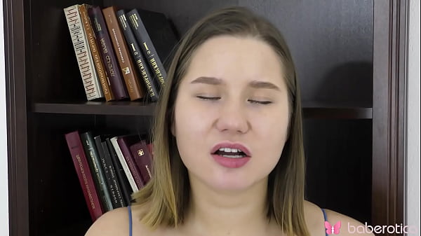 Solo cock teaser Amalia Davis is masturbating a...