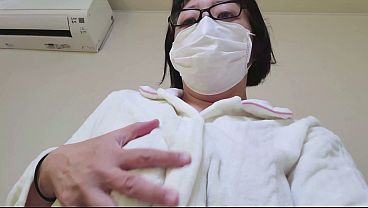 パジャマ姿でオナニーする人妻