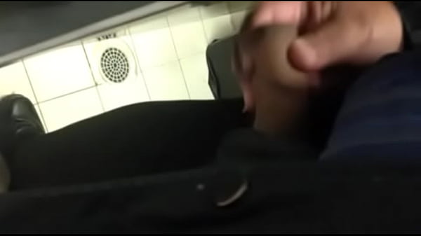 Download Video - Abuelo viene en el bano pulico