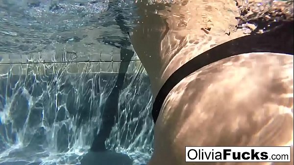 Horny Olivia plays with her pussy underwater