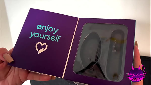 Mom latina disfrutando sus juguetes, termina a chorros.