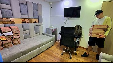 Hermosa Chica Venezolana No Puede Pagar sus Zapatos Nuevos... &iexcl;As&iacute; que Paga con un Tr&iacute;o Caliente con los Dos Repartidores!