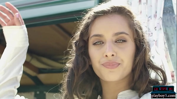 Uma Jolie, Milf Milf Mit Einem Perfekten Großen Runden Arsch, Zieht Sich Auf Der Rückseite Eines Van Für Playboy Aus