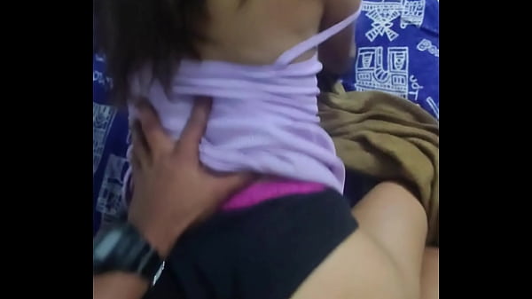 Download Video - Jovencita petite pierde apuesta contra su mejor amigo y el reto es cojer sin condon antes que su esposo llegue a casa