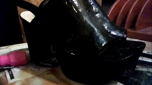 High heel piss
