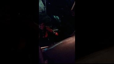 私が待っている間に、トラック運転手がトラックの中で私の妻の尻を。