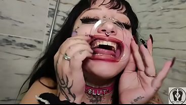 DEEDEELOVE PISSING GOLDEN SHOWER COM-PEE-LATION