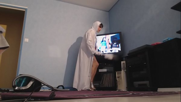 Download Video - beurette voil&eacute;e fait son menage