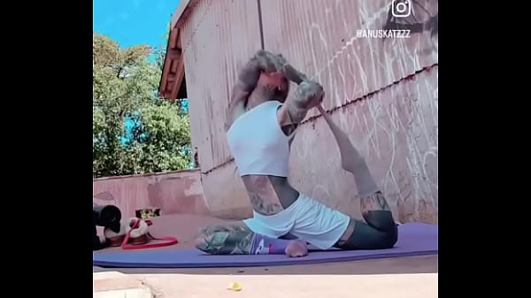 Stretches #yoga #stretches #inkedgirl #tattoo #tattoos #inkedsport #inkedyoga #tattooyoga