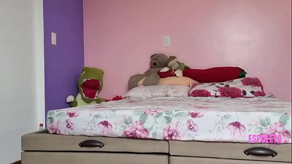 Pegou a irma do amigo no quarto