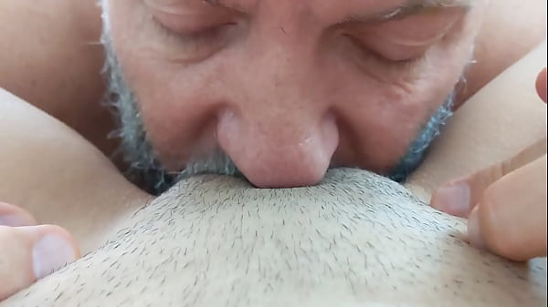 Download Video - Padrastro maduro le ense&ntilde;a a su hijastra latina c&oacute;mo se debe saborear su pucha