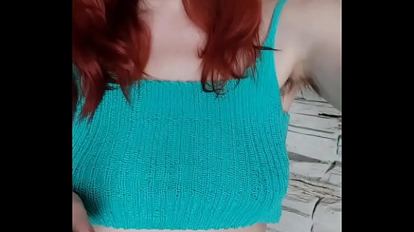 Morena quicando na pica enquanto a amiga senta na cara do macho