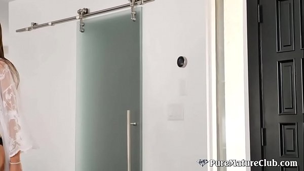 Download Video - Horny Milf Lexi Luna Spreads Her Legs For Food Delivery Guy