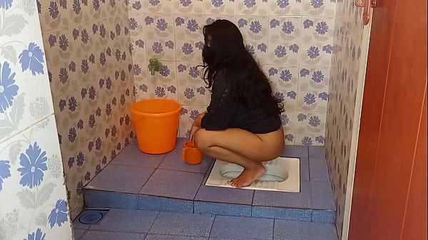 Download Video - maid ko toilet ka andar chuda jab vo pesab kar rhi thi&comma; Real hindi Dirty HD Porn Sex