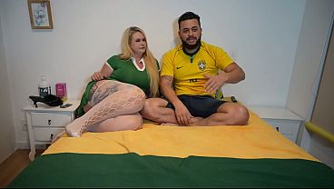 Madrasta safa trepa com o genro e a garota em pleno clima e jogo do Brasil! Futebol com sexo sem camisinha porra no boca e bola no gol!!!!!- TIV MODELS FETISHES BRAZIL