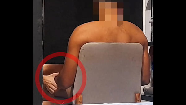 PARTE 1: Hetero casado gostoso passou no GloryHole após a academia e gozou duas vezes na minha boca!!!