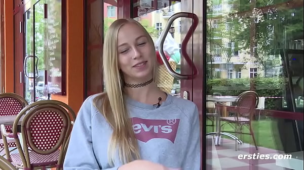 Download Video - Ersties - Sprachkorrespondentin Sirena hat auf ihren Reisen immer ein Spielzeug dabei