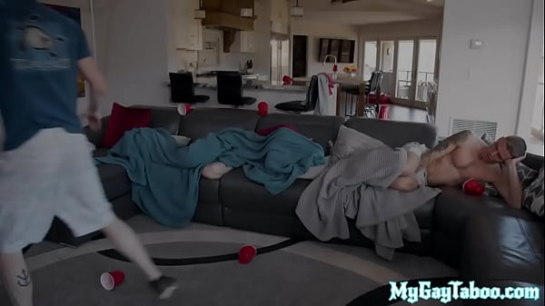 Inked jock rides unsaddled stepbro before pile ...