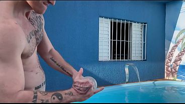 2 straight guys jerking off in the pool