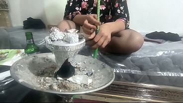 Novinha acordou com a buceta babando e sentou gostoso na pica. Namorado n&atilde;o aguentou e encheu a buceta apertada de porra (completo - full)