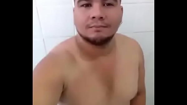 Gordinho batendo uma punheta gostosa