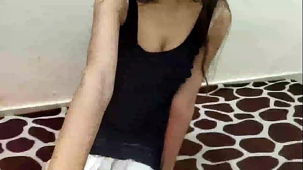 Desi Indian girl ko chocolate dekar first time step brother ne choda with Hindi audio