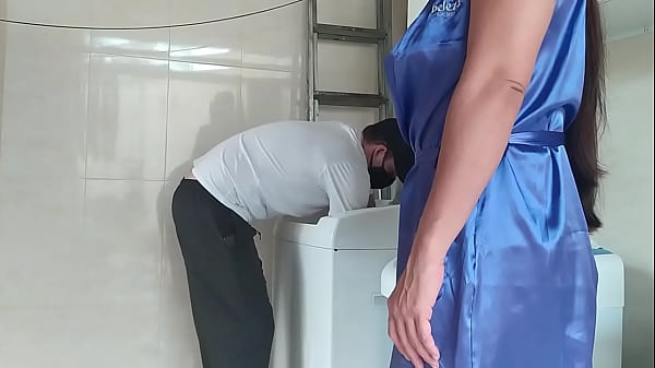 Download Video - T&eacute;cnico foi chamado para consertar a m&aacute;quina de lavar a acabou comendo a cliente gostosa