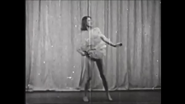 Sexy vintage brunette loves to entertain the crowd naked showing her beautiful figure