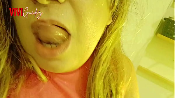 Big tail giving it to her gifted cousin.