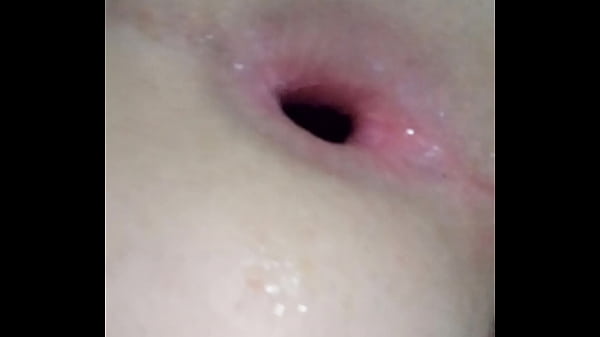 Nerdzinho safado alargando a cucetinha com brin...