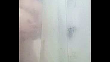 Gozando gostoso solo no banho de prazer