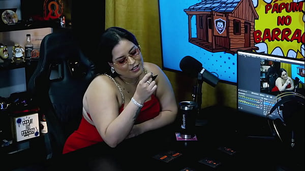 The hottest BBW in Brazil showed off her breasts on the Podcast and shook them nicely for the camera! - Pri Melancia - Pápum no Barraco!