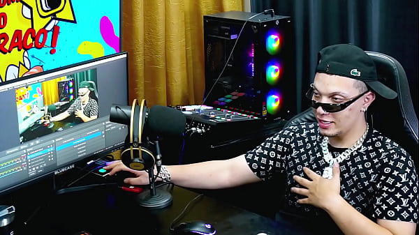 The hottest BBW in Brazil showed off her breasts on the Podcast and shook them nicely for the camera! - Pri Melancia - Pápum no Barraco!
