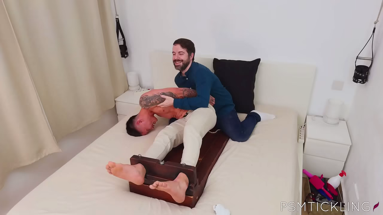 PSM Tickling Network - Se revela la debilidad de Arley, un atractivo latino heterosexual, ante las cosquillas: un desafío exasperante pero divertido.
                    domination bdsm bondage feet hispanic barefoot tickling foot licking foot fetish male on male foot sniffing foot tickling muchos negros