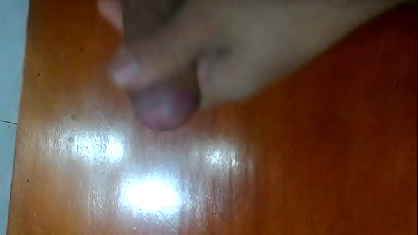 Chico argentino circuncidado se masturba