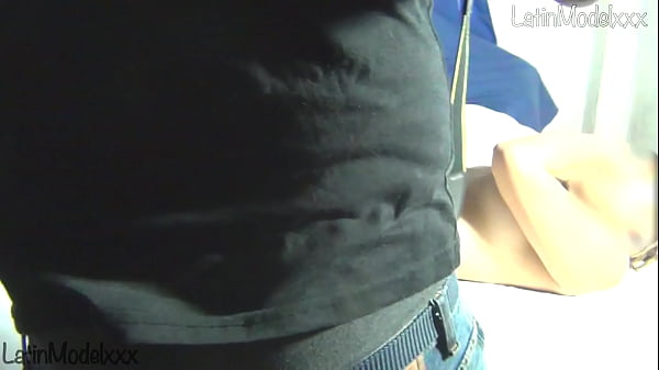 Sexy mujer joven de grandes tetas posa desnuda.
                   Sexy mujer joven de grandes tetas posa desnuda. muchos negros