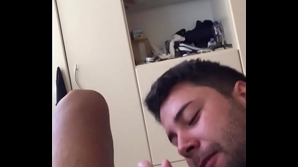 Download Video - Chupando o h&eacute;tero curioso