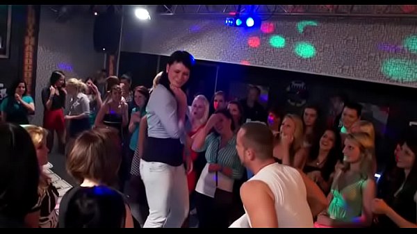 Blonde Schlampen Blasen Schwänze & Werden Gefingert bei Gruppen-Sexorgie