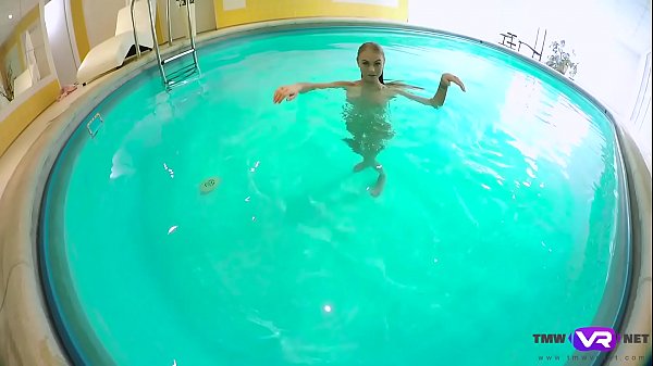 Tmw VR net - Nancy A - BLONDE ENJOYS SOLO PLAY IN A POOL