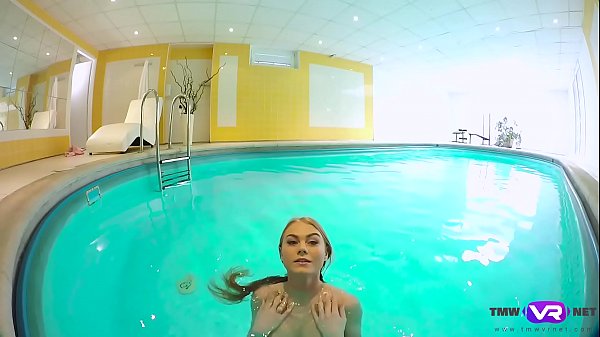 Tmw VR net - Nancy A - BLONDE ENJOYS SOLO PLAY IN A POOL