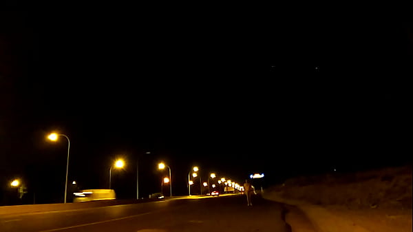 Download Video - Expuesto y desnudo a lo largo de la autopista