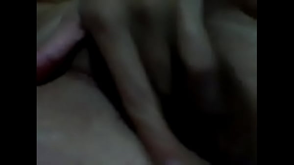 Ella se da dedo