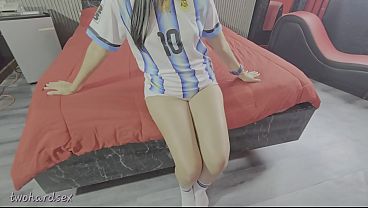 セクシーな義理の妹は、ホテルでセックスをしてチームの勝利を祝うのが好きだ