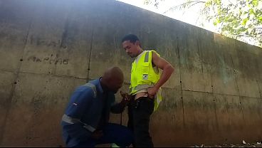 Trabalhadores flagrados atr&aacute;s da obra transando