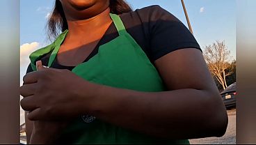 スターバックスのウェイトレスが休憩中にヤられる