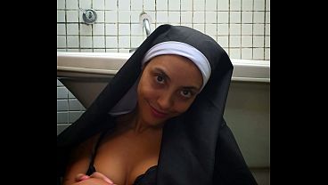 freira da buceta grande apertada goza squirt com vibrador monstro