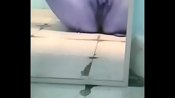Me masturbo rico en el baño