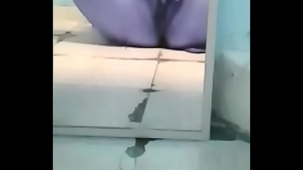 Me masturbo rico en el ba&ntilde;o