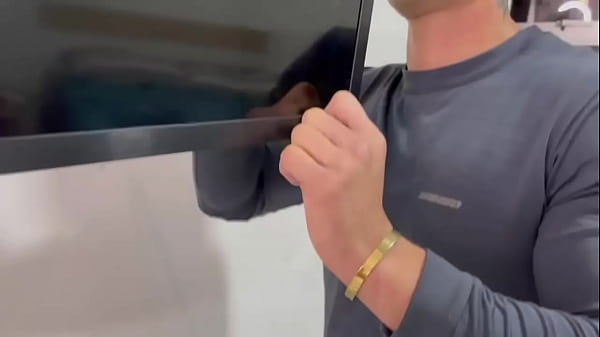 Download Video - Chamamos o &OpenCurlyDoubleQuote;Zelador&rdquo; pra fazer uns reparos na TV e ele quis foi dar o c&uacute;&period; Comi&comma; gozei e deixamos ele abert&atilde;o&period; &lpar;COMPLETO NO RED&rpar;